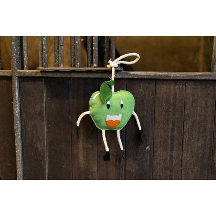 paardenspeelgoed appel aan stal bevestigd 