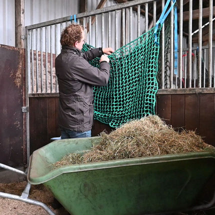 Slowfeeder hooizak met DUOmaas wordt gevuld