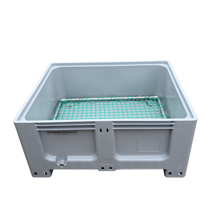 Grijze lage slowfeeder XXL formaat, speciaal ontworpen voor pony’s. Vooraanzicht.