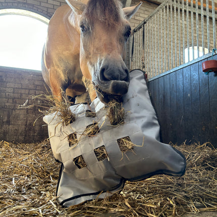 Hay Pillow Slow Feeder Vierkant Grijs in stal