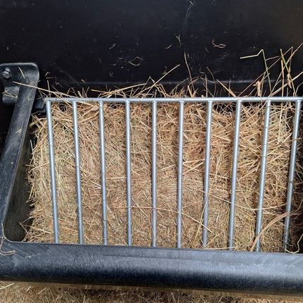 slowfeeder hooiruif in stal