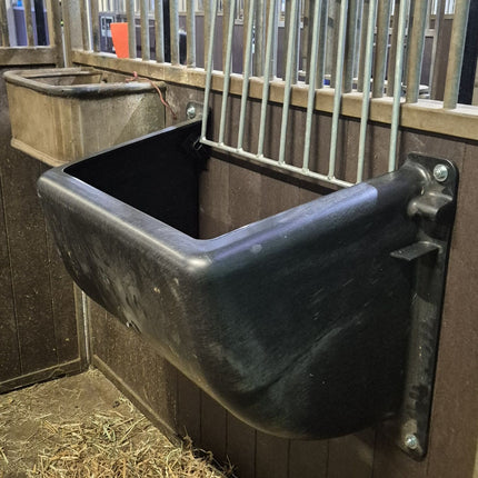 lege slowfeeder hooiruif met opgeklapt voerhek