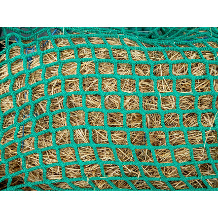 Detail van een groen Patura voerbesparend net over hooi; voorbeeldfoto van de productserie