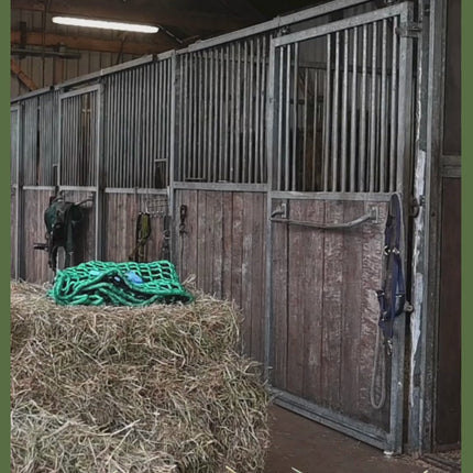 ophangen en vullen slowfeeder hooizak